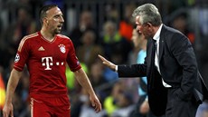 EMOCE NECH STRANOU. Trenér  Jupp Heynckes nabádá Francka Ribéryho, a zstane