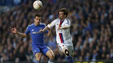 Valentin Stocker z Basileje se ítí do útoku, César Azpilicueta z Chelsea u ho