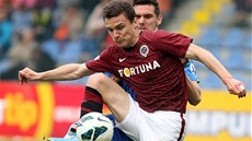 Sparanský fotbalista David Lafata zpracovává mí ped libereckým Keliem.