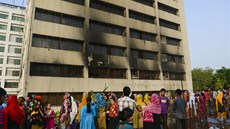 Majitelé na továrny v bangladéské Dháce nelegáln pidávají dalí patra, co konstrukci zatuje a me dojít ke zícení.