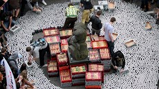 Atmosféra na kolejích krátce předtím, než vypukl boj o pivo a bagety. Atmosféra na kolejích krátce předtím, než vypukl boj o pivo a bagety.