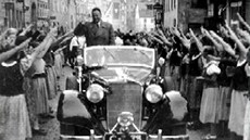Konrada Henleina v Sudetech v roce 1938 vítaly nadšené davy. Konrada Henleina v Sudetech v roce 1938 vítaly nadšené davy.