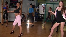 Kamilah Barrettová vymyslela Heel Hop - tanec a posilování na podpatcích. Kamilah Barrettová vymyslela Heel Hop - tanec a posilování na podpatcích.