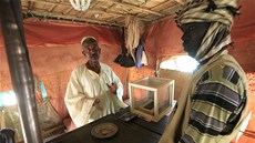 Výkupna zlata vyteného v dole Wad Bushara nedaleko súdánského Abu Delelq.