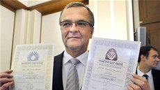 Ministr financí Miroslav Kalousek představil na tiskové konferenci novou emisi Ministr financí Miroslav Kalousek představil na tiskové konferenci novou emisi