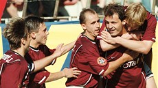 Fotbalisté pražské Sparty oslavují gól Vratislava Lokvence (druhý zprava) při... Fotbalisté pražské Sparty oslavují gól Vratislava Lokvence (druhý zprava) při...
