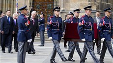 Příslušníci hradní stráže přenáší schránku s korunovačními klenoty ze Příslušníci hradní stráže přenáší schránku s korunovačními klenoty ze