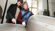 Kopii bible se známým zobrazením ďábla zhotovil žamberský knihař Jiří Fogl, Kopii bible se známým zobrazením ďábla zhotovil žamberský knihař Jiří Fogl,