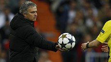 Zklamaný trenér Realu Madrid José Mourinho po semifinálové odvet Ligy mistr