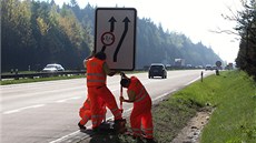 Pracovníci osazují na dálnici u Větrného Jeníkova dopravní značení. Pracovníci osazují na dálnici u Větrného Jeníkova dopravní značení.
