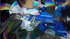 Dříve je všichni vypalovali, dnes se jich mnozí zbavují. Doba CD a DVD pomalu Dříve je všichni vypalovali, dnes se jich mnozí zbavují. Doba CD a DVD pomalu