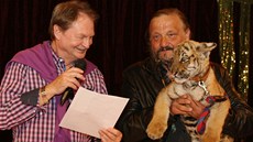 Křest tygříka v cirskusu Jo-Joo v Plzni. Kmotry byli Petr a Michal... Křest tygříka v cirskusu Jo-Joo v Plzni. Kmotry byli Petr a Michal...