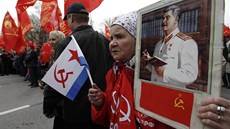 Komunistití píznivci na prvomájové demonstraci v Moskv