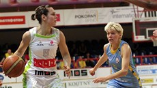 Veronika Vlková (vlevo) z IMOSu Brno se chystá rozehrát, Jelena keroviová z