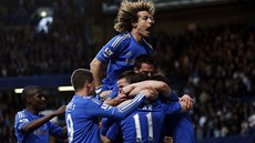 David Luiz (nahoe) a dalí fotbalisté Chelsea slaví gól spoluhráe Oscara v