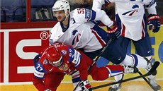 Francouzský hokejista Jonathan Janil v souboji s Rusem Alexejem Treenkem.