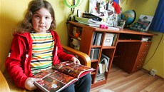 Vítek Poplštein doma v křesle se svojí oblíbenou komiksovou knihou. Vítek Poplštein doma v křesle se svojí oblíbenou komiksovou knihou.