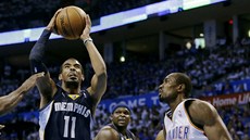 Mike Conley z Memphisu se prodírá ke koši Oklahoma City. Mike Conley z Memphisu se prodírá ke koši Oklahoma City.