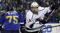 Justin Williams z Los Angeles míjí Ryana Reavese ze St. Louis.