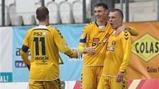 RADOST NA VYSOIN. Fotbalisté Jihlavy se radují z gólu Karola Karlíka (vpravo)