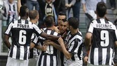 UKLIDUJÍCÍ GÓL. Fotbalisté Juventusu oslavují trefu Artura Vidala (uprosted).