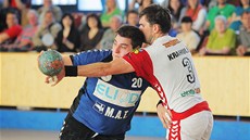 Lovosický házenkář Miloslav Krahulík (vpravo) brání Leoše Petrovského z Plzně. Lovosický házenkář Miloslav Krahulík (vpravo) brání Leoše Petrovského z Plzně.