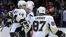 OSLAVA. Hokejisté Pittsburghu se radují z gólu Pascala Dupuise proti New Yorku