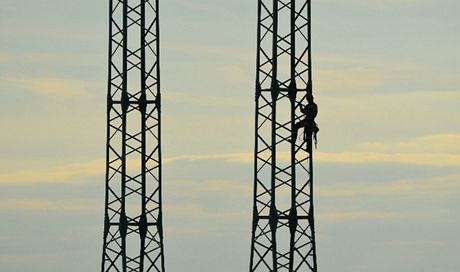 Mue, který chtl skoit ze stoáru vysokého naptí, pemluvil policejní vyjednava. (Ilustraní snímek)