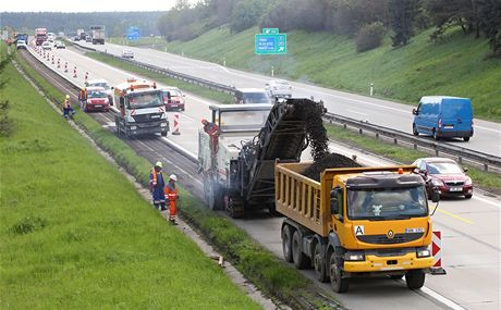 Na úseku mezi Lhotkou a Velkou Bíteí stavebníci frézují odstavný pruh....