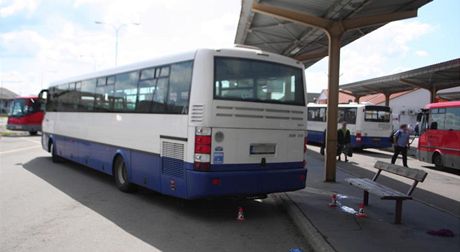 idi autobusu najel na umperskm autobusovm ndra na ostrvek. Mui, kter