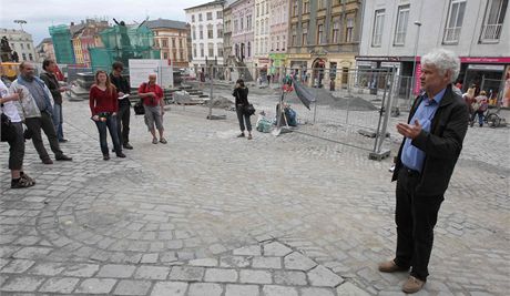 Dolní námstí se mní, lidé se nov budou moci dozvdt i nco z jeho historie. Architekt Pavel Pospíil ukazuje obrys románského kostela v dlab. Ten z ní bude postupn barevn vystupovat.