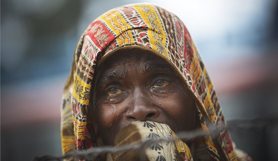 Bangladéská ena oplakává své blízké, kteí zemeli v zícené budov (9.