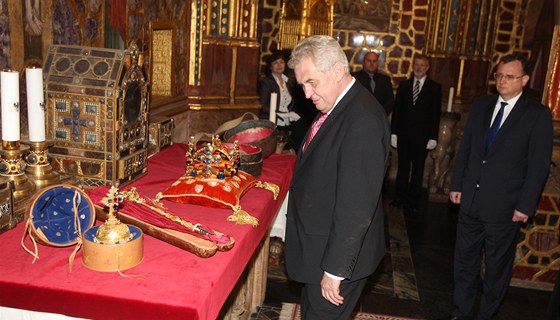 Milo Zeman a Petr Neas ve svatováclavské kapli (10. kvtna 2013)