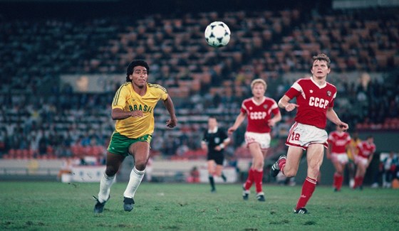 Rok 1988. Romário ádí v zápase proti SSSR na olympiád v Soulu