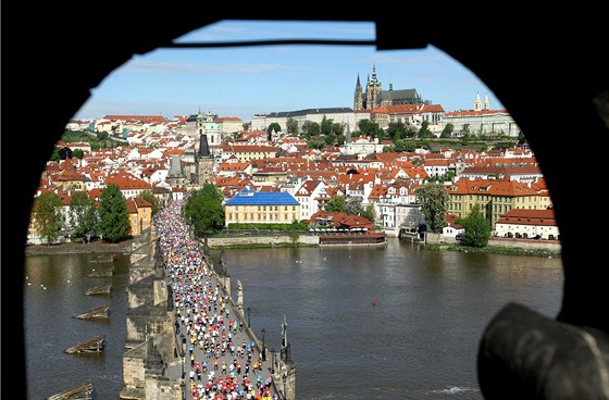 KRÁSNÝ VÝHLED. Úastnící Praského maratonu se probhli také po Karlov most.