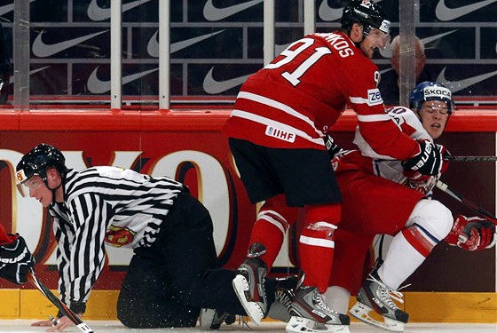 Steven Stamkos (v erveném) si v Soi nezahraje.