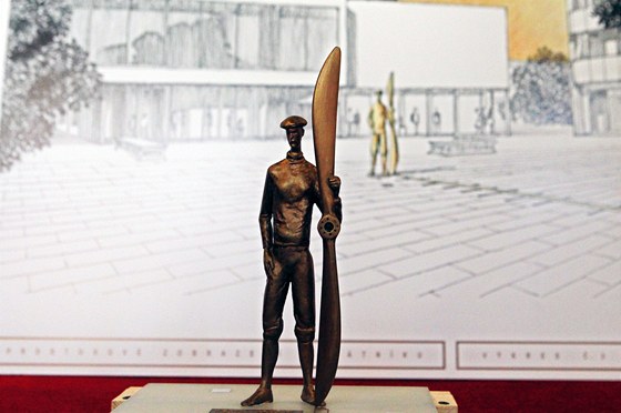 Takto bude vypadat socha prvního eského letce Jana Kapara v nadivotní velikosti, kterou postaví Pardubice k 90. výroí jeho úmrtí na tíd Míru.