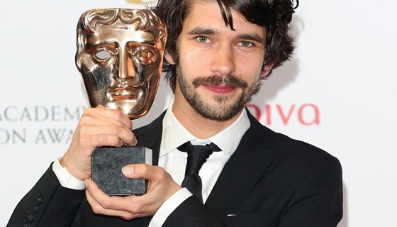 Ben Whishaw s televizní cenou BAFTA