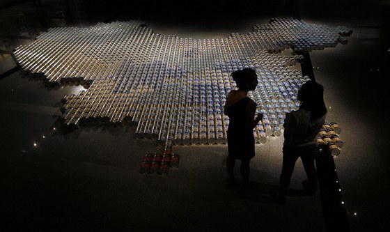 Aj Wej-wej vytvoil z otrávených plechovek od sunaru obí mapu íny