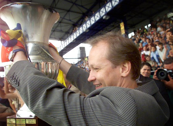 Ivan Haek s pohárem pro mistra ligy, který získal za sezonu 1999-2000 coby...