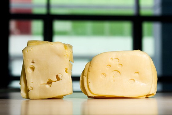 eský (vlevo) a polský plátkový sýr