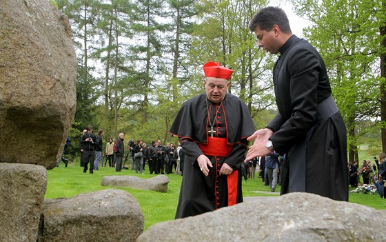 Kardinál Dominik Duka pijel na místo bývalého sbrného tábora pro Romy v