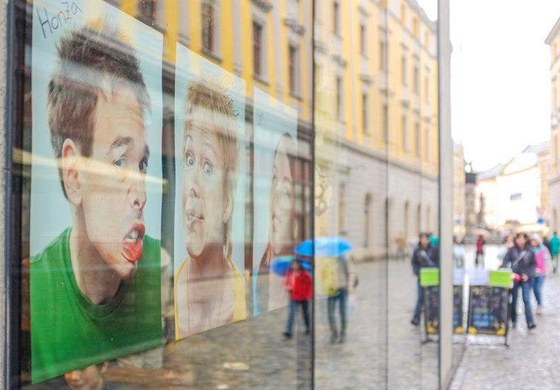 Tablo student olomouckého Slovanského gymnázia tvoené grimasami na skle skonilo na druhém míst ankety o nejoriginálnjí tablo.