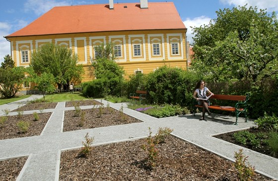 Park v Borovanech se promnil v borvkovou zahradu a ítárnu.