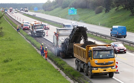 Práce na opravovaném úseku peruily komplikace s nevyhovujícím podloím.