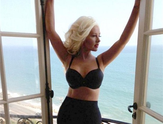 Christina Aguilera na snímku z natáení videoklipu s Alejandrem Fernándezem