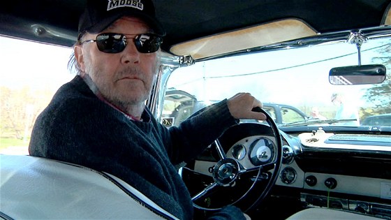 Neil Young za volantem jednoho z mnoha svých voz
