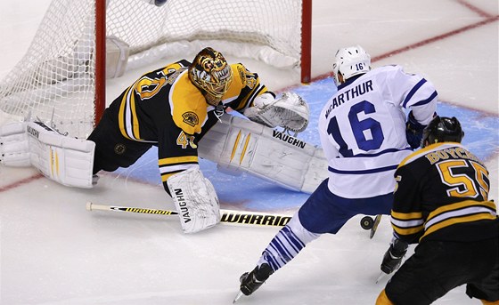 U SE VEZE GÓL. Clarke MacArthur z týmu Toronta u je ped bostonským brankáem