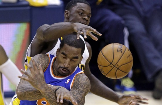 Lance Stephenson z Indiany (nahoe) a J.R. Smith z New York Knicks v souboji o