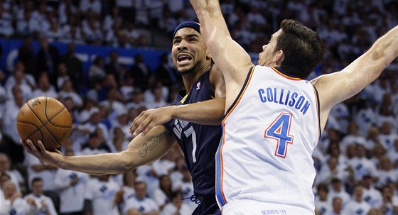 Jerryd Bayless z Memphisu se pokouí vyzrát na Nicka Collisona z Oklahoma City. 